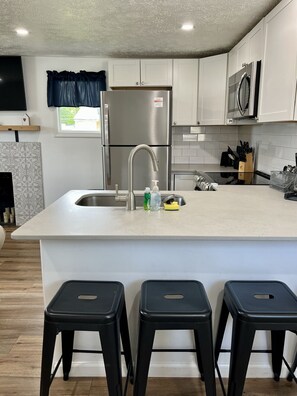 Een koelkast, een microgolfoven, een oven, een kookplaat