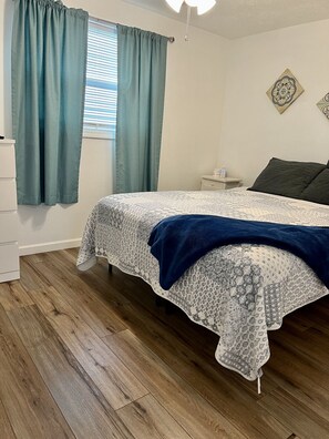 1 Schlafzimmer, Schreibtisch, Bügeleisen/Bügelbrett, Reisekinderbett