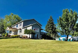 Exterior - GOTL Winery Mansion- Sunset Vacation Rentals (Geneva)