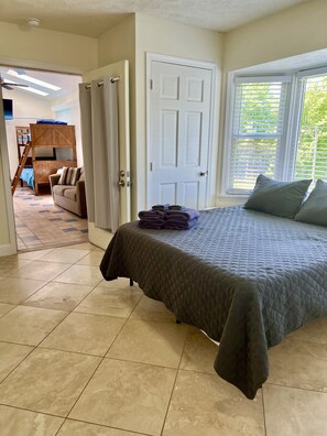 5 Schlafzimmer, Schreibtisch, Bügeleisen/Bügelbrett, Reisekinderbett