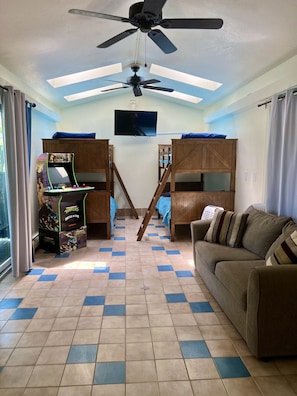 5 bedrooms, desk, iron/ironing board, travel crib - GOTL Winery Mansion- Sunset Vacation Rentals (Geneva)