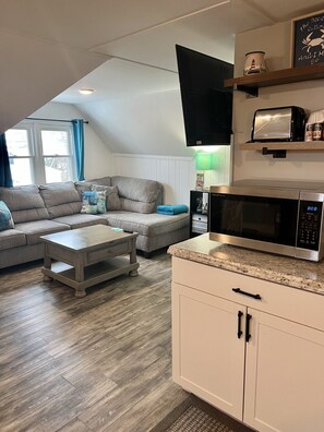 TV - GOTL Lakeview Loft- Sunset Vacation Rentals (Geneva)