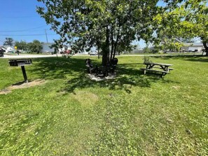 Outdoor dining - GOTL Lakeview Loft- Sunset Vacation Rentals (Geneva)