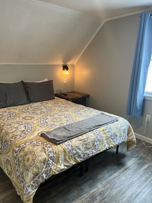 1 bedroom, desk, iron/ironing board, travel cot - GOTL Lakeview Loft- Sunset Vacation Rentals (Geneva)