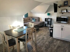 Interior - GOTL Lakeview Loft- Sunset Vacation Rentals (Geneva)