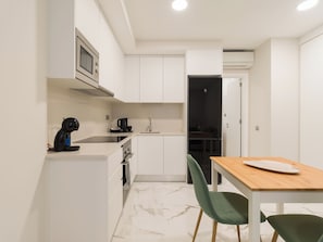 Refrigerador, microondas, horno, placa de cocina