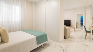 A hotel room with a bed, a desk, a chair, and a TV. - Loft Estudio near Las Canteras beach (Las Palmas de Gran Canaria)
