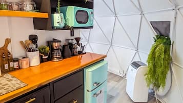 Refrigerador, microondas, cafetera y tetera y tostadora