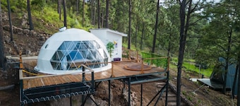 Eco Domo Geodesico de Lujo en la Naturaleza: Glamping Exclusivo en Tiny Pines Sky Dome