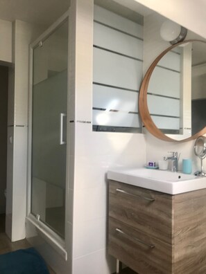 Shower, hair dryer, towels, soap - Le Saint Merry apartment in Fontainebleau in a quiet, central location. (Fontainebleau)
