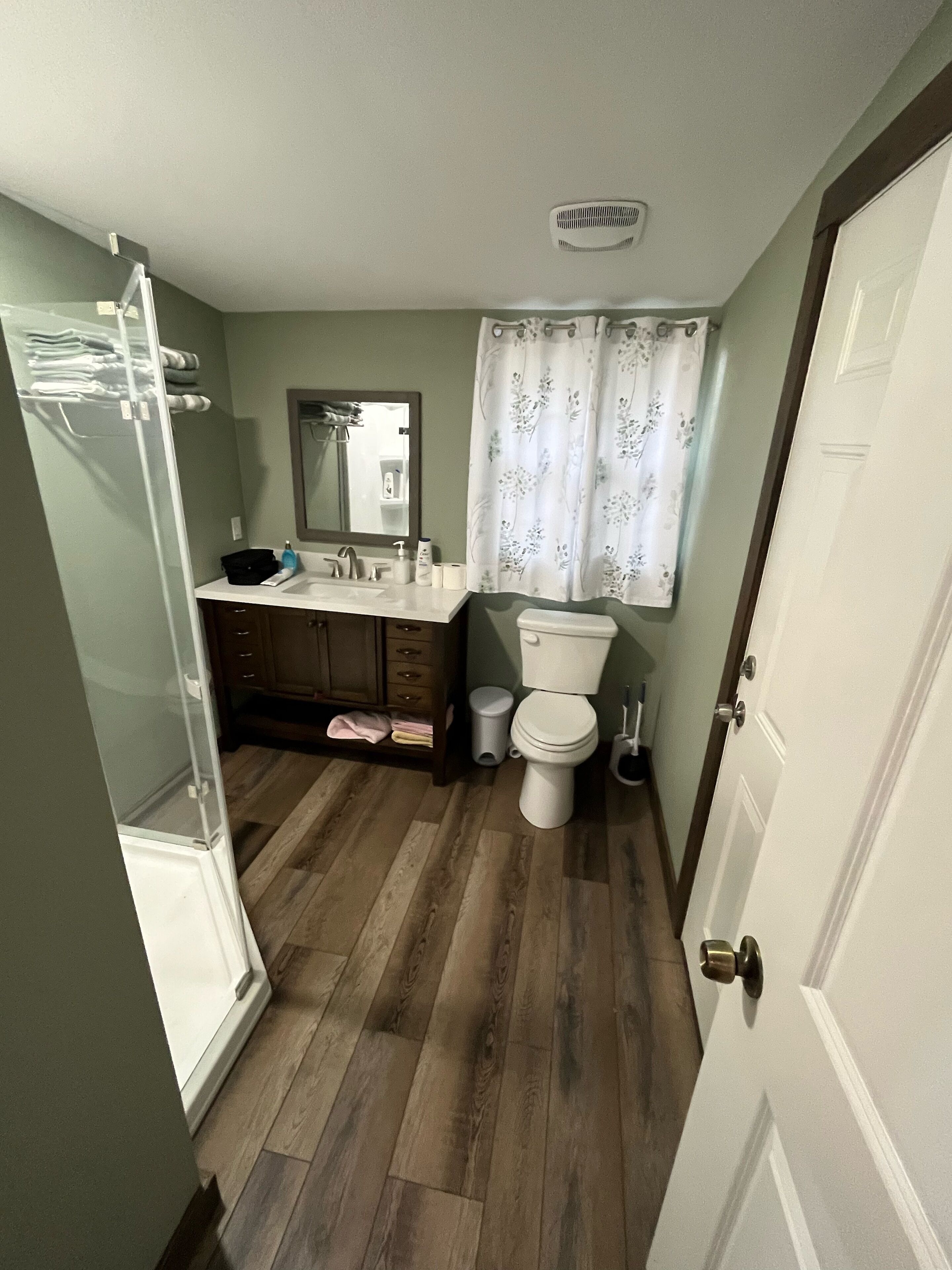 Une petite salle de bain comprenant des toilettes, un lavabo et un espace douche.