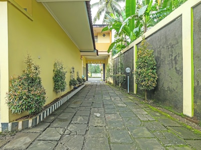 OYO 92483 Hotel Kirana