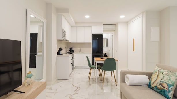 A modern apartment with a living room, dining area, and kitchen. - Loft Estudio near Las Canteras beach (Las Palmas de Gran Canaria)