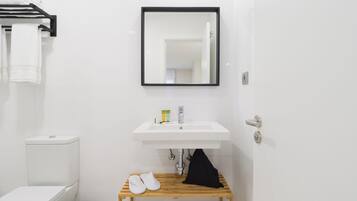 Hårføner, håndklær, såpe og toalettpapir