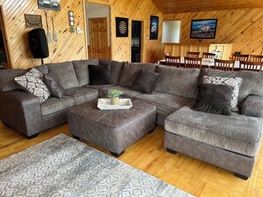 Smart TV, chimenea, estéreo