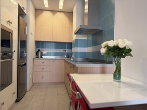 Familienapartment, 2 Schlafzimmer, Balkon, Blick auf den Innenhof | Eigene Küche | Großer Kühlschrank, Mikrowelle, Ofen, Herdplatte