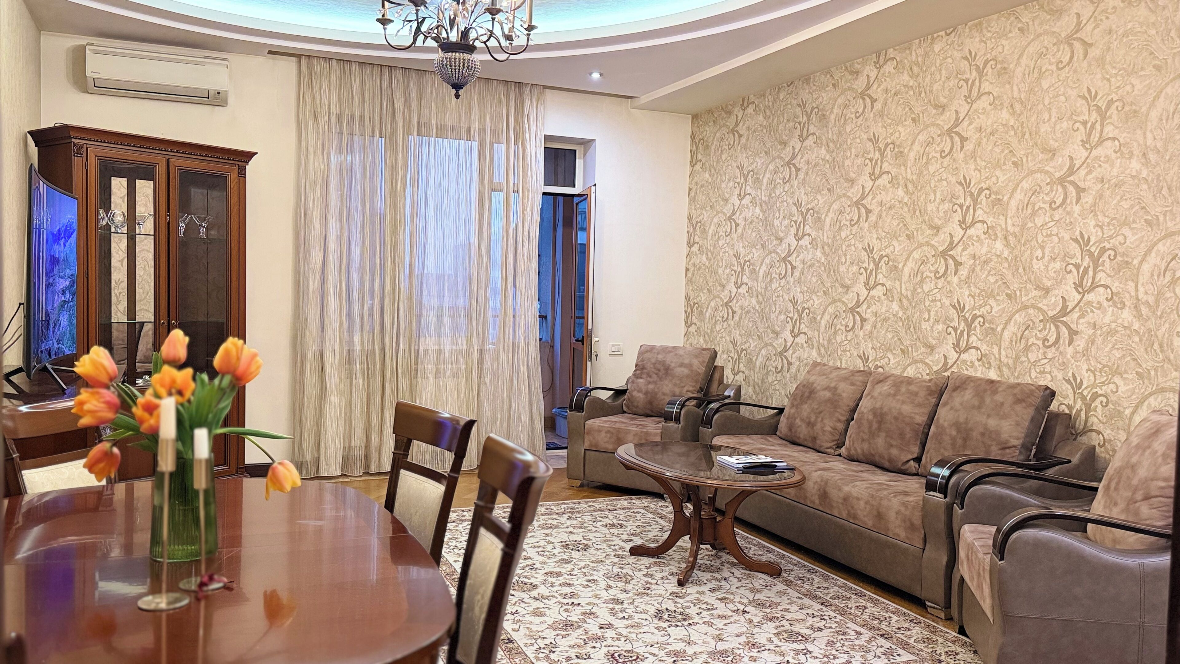 Căn hộ dành cho gia đình, 2 phòng ngủ, ban công, quang cảnh sân vườn | Khu phòng khách | TV LED 75-inch có truyền hình cáp 