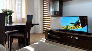 Căn hộ Deluxe, 2 phòng ngủ, ban công, quang cảnh sân vườn | Khu phòng khách | TV LED 75-inch có truyền hình cáp 