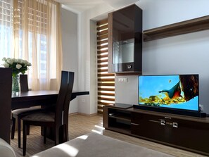 Familienapartment, 2 Schlafzimmer, Balkon, Blick auf den Innenhof | Wohnbereich | 75-Zoll-LED-Fernseher mit Kabelempfang
