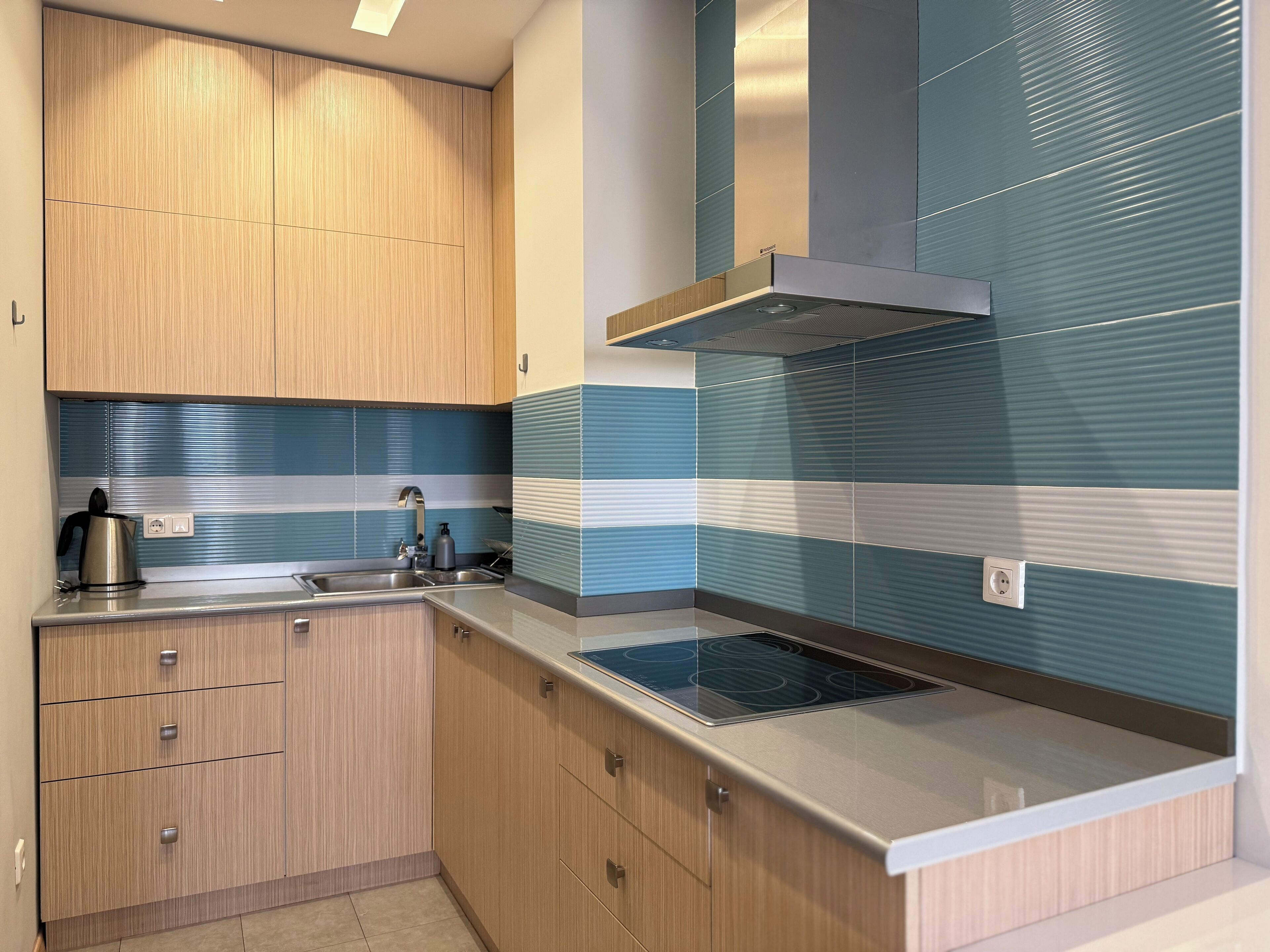 Departamento familiar, 2 habitaciones, balcón, vista al patio | Cocina privada | Refrigerador con congelador, microondas, horno y parrilla de estufa 