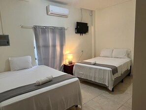 Basic Double Room - Hotel y Restaurante La Perla (Cacaopera)