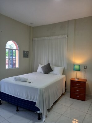 Basic-Einzelzimmer | Hochwertige Bettwaren, individuell dekoriert, individuell eingerichtet