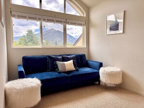 Smart-TV, Kamin, Videospiele, Bücher