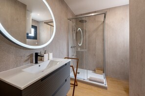 Shower, hair dryer, towels