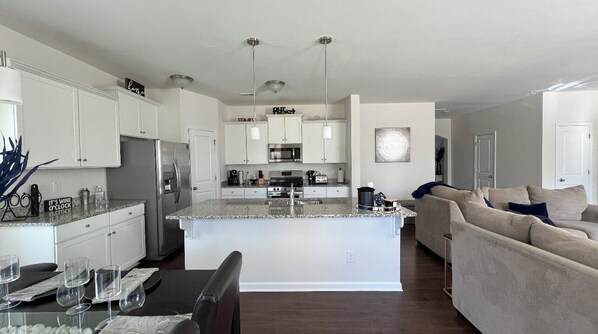 Kjøleskap, mikrobølgeovn, ovn og kokeplater