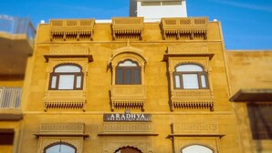 Un edificio con un letrero que dice "ARADHYA THE BOUTIQUE HOTEL".