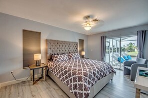 3 habitaciones, escritorio y tabla de planchar con plancha