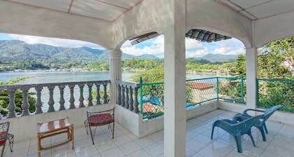 OYO 92503 Penginapan & Villa Sirait