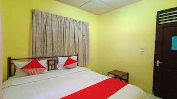 Quarto casal standard | Escrivaninha, roupa de cama