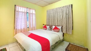 Quarto com cama, cortinas e janela.