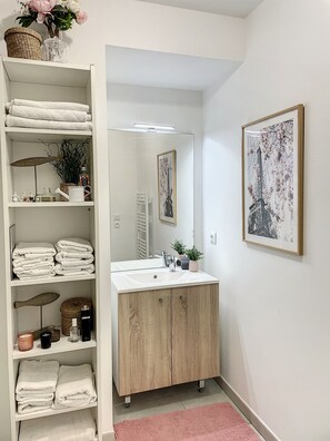 Asciugamani, sapone, carta igienica