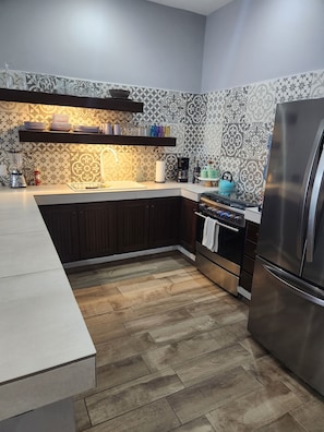 Geladeira, micro-ondas, fogão, cooktop