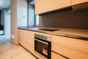 Frigorifero, forno, piano cottura, lavastoviglie