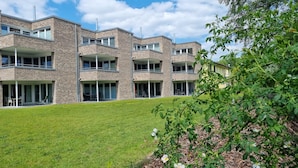 A modern multi-story building with balconies and large windows. - Park - Apartment 10 im Marinapark Scharmützelsee, Sauna, Kamin, 6 Pers., 89 m² (Wendisch Rietz Siedlung)