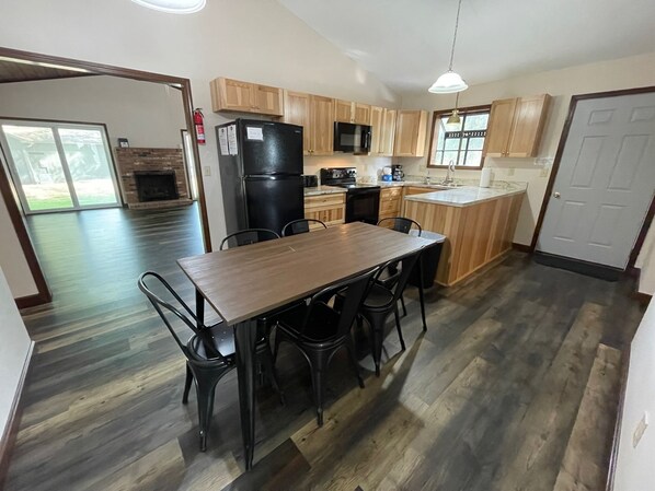 Jääkaappi, mikroaaltouuni, uuni, liesi