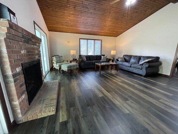 Smart TV, fireplace