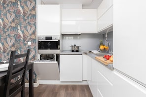 Apartamento, 2 quartos, sacada | Cozinha privada | Micro-ondas, lava-louças, talheres/pratos/utensílios de cozinha
