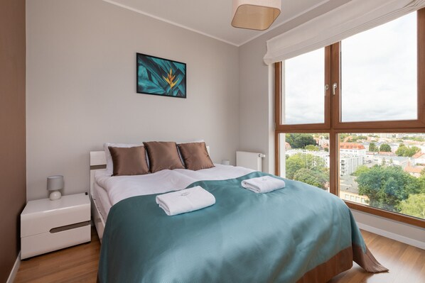 2 عدّة غرف نوم وملاءات أسرّة