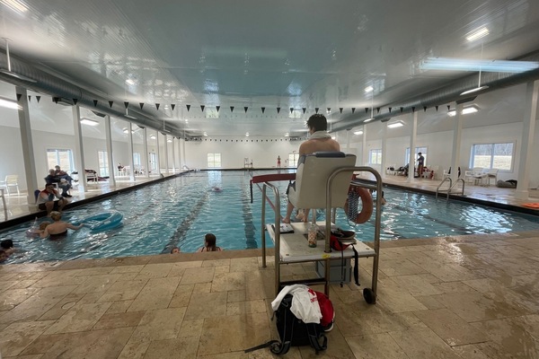 Una piscina techada, una piscina al aire libre