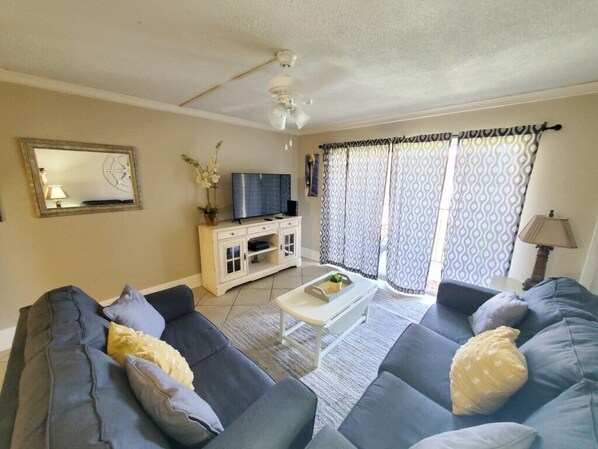 Condo, Multiple Beds, Balcony | Living area