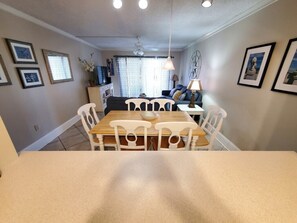 Apartment, Mehrere Betten, Balkon | Speisen