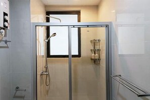 Shower, hair dryer, bidet, towels
