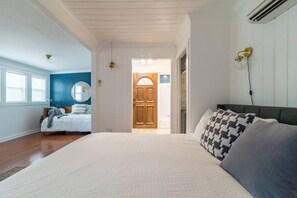 1 Schlafzimmer, Schreibtisch, Bügeleisen/Bügelbrett, Reisekinderbett