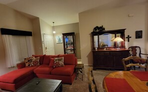 Smart TV, chimenea y estéreo 