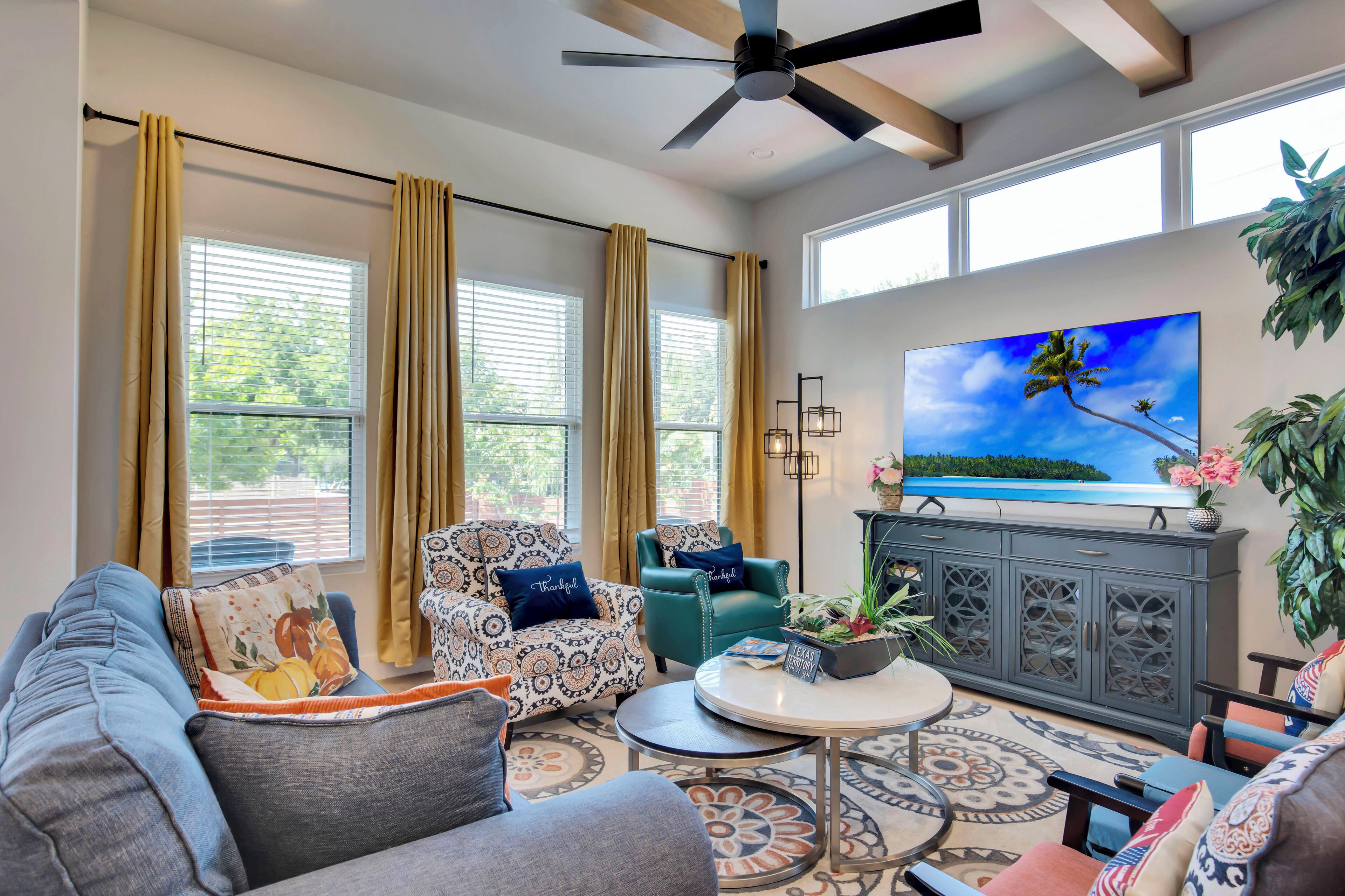 Smart-TV, Tischfußball, Bücher