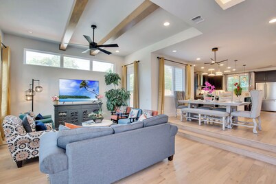 LUXE Spacious Downtown Retreat; SwimSpa; BBQ&FreeParking; Steps2 Moody&UT&6th St